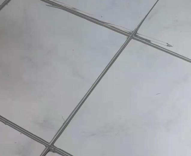 怎么做，才能使美縫劑深入到瓷磚縫隙里面？(圖1)